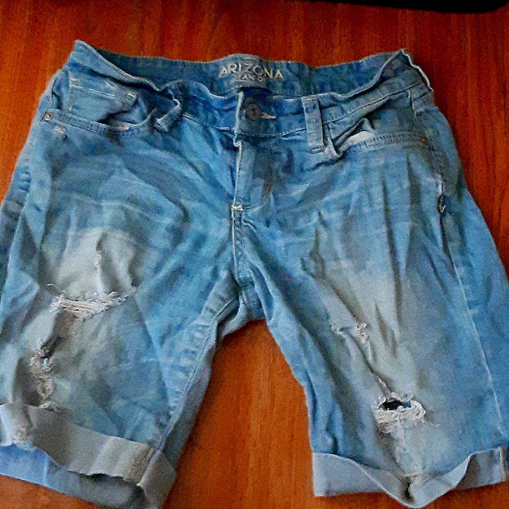 They are a size 5 there blue and there are Arizona Jean co